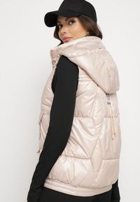 Born2be - Jasnobeżowa Kamizelka z Odpinanym Kapturem i Ozdobnym Pikowaniem Arreanne. Okazja: na co dzień. Kolor: beżowy. Materiał: jeans. Sezon: wiosna, jesień. Styl: sportowy, casual, elegancki #7