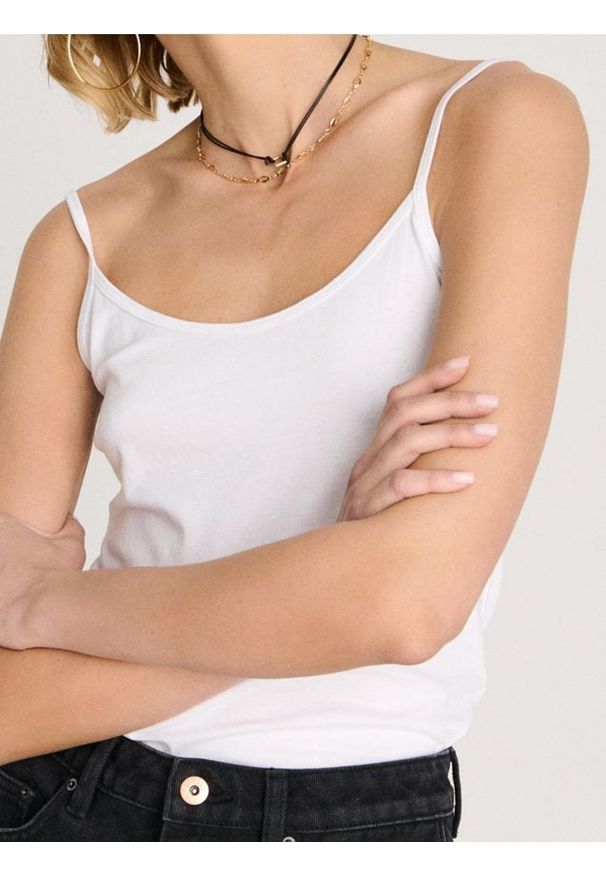 Sinsay - Top na cienkich ramiączkach - biały. Kolor: biały. Długość rękawa: na ramiączkach