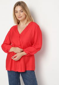 Born2be - Czerwona Koszula z Wiskozy Ozdobiona Marszczonymi Rękawami i Guzikami Lanorea. Okazja: na co dzień. Typ kołnierza: dekolt w serek. Kolor: czerwony. Materiał: wiskoza. Wzór: aplikacja. Styl: klasyczny, casual, elegancki #5