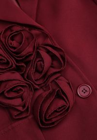 Born2be - Bordowa Sukienka Marynarka z Kwiatami 3D i Usztywnioną Linią Ramion Nelailis. Okazja: na co dzień. Kolor: czerwony. Wzór: kwiaty. Typ sukienki: proste. Styl: casual, glamour, elegancki #6