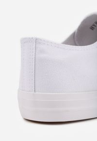 Renee - Białe Klasyczne Trampki Sznurowane Przed Kostkę Elleriome. Okazja: na spacer, na co dzień. Wysokość cholewki: przed kostkę. Kolor: biały. Materiał: jeans. Styl: klasyczny #8