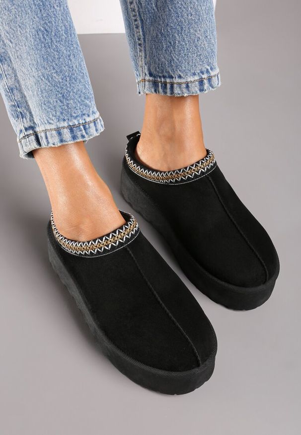 Renee - Czarne Śniegowce na Platformie z Ozdobnym Paskiem Lotiara. Zapięcie: pasek. Kolor: czarny. Materiał: wełna. Sezon: zima. Obcas: na platformie. Styl: elegancki