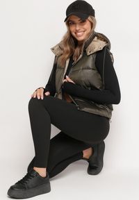 Born2be - Ciemnozielona Pikowana Kamizelka z Odpinanym Kapturem Winncea. Okazja: na co dzień. Kolor: zielony. Materiał: jeans. Styl: casual #5