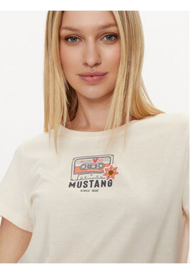 Mustang T-Shirt Alina 1014233 Écru Regular Fit. Materiał: bawełna