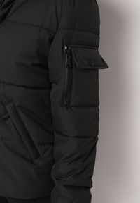 Born2be - Czarna Pikowana Kurtka z Odpinanym Kapturem z Futrem i Długimi Ściągaczami przy Rękawach Zintria. Okazja: na spacer. Kolor: czarny. Materiał: futro. Długość rękawa: długi rękaw. Długość: długie. Styl: elegancki #2