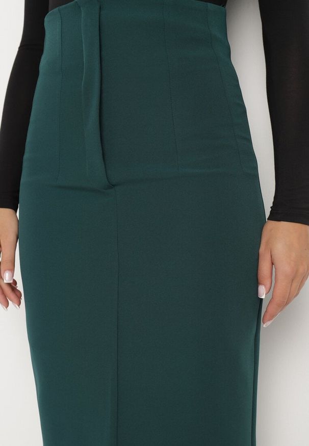 Born2be - Zielona Ołówkowa Spódnica z Wysokim Stanem Ozdobiona Rozcięciem Liossa. Okazja: do pracy. Stan: podwyższony. Kolor: zielony. Wzór: aplikacja. Styl: elegancki, wizytowy