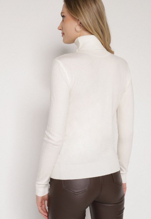 Born2be - Jasnobeżowy Klasyczny Golf z Bawełną Reilisea. Okazja: na co dzień. Typ kołnierza: golf. Kolor: beżowy. Materiał: bawełna. Styl: klasyczny