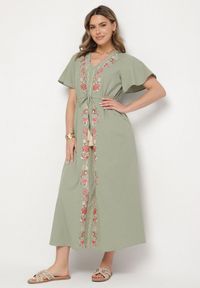 Born2be - Zielona Bawełniana Sukienka Boho o Rozkloszowanym Kroju z Haftem i Frędzlami Modixa. Okazja: na co dzień. Typ kołnierza: dekolt w serek. Kolor: zielony. Materiał: bawełna. Długość rękawa: krótki rękaw. Wzór: haft. Typ sukienki: rozkloszowane. Styl: boho