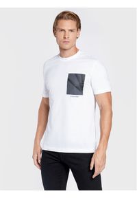 Calvin Klein T-Shirt Shadow Chest K10K110111 Biały Regular Fit. Kolor: biały. Materiał: bawełna