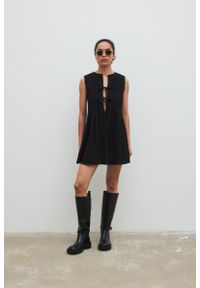 Marsala - Bawełniana sukienka z wiązaniem na dekolcie w kolorze CZARNYM - LOVER-XS/S. Kolor: czarny. Materiał: bawełna. Długość rękawa: bez rękawów