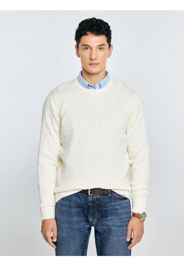 Big-Star - Sweter męski ze splotem warkoczowym i haftem kremowy Niser 100. Kolor: biały. Materiał: bawełna. Wzór: haft, ze splotem. Styl: klasyczny, elegancki