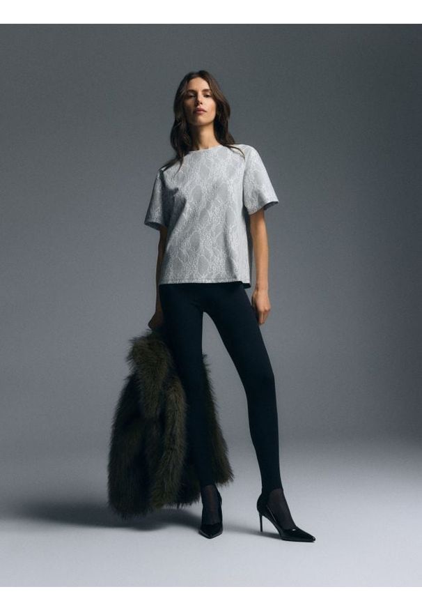 Reserved - T-shirt z koronkową aplikacją - jasnoszary. Kolor: szary. Materiał: koronka. Wzór: aplikacja