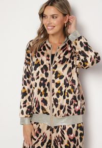 Born2be - Beżowo-Różowa Kurtka Bomberka w Panterkę ze Ściągaczami Irira. Okazja: na co dzień, na spacer. Kolor: beżowy. Materiał: jeans. Długość rękawa: długi rękaw. Długość: długie. Wzór: motyw zwierzęcy. Styl: casual, elegancki #1