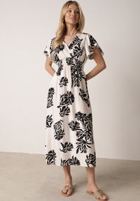 Born2be - Biała Wiskozowa Sukienka o Rozkloszowanym Kroju z Kopertowym Dekoltem Morgassa. Okazja: na co dzień. Kolor: biały. Materiał: wiskoza. Wzór: kwiaty. Sezon: lato. Typ sukienki: kopertowe. Styl: casual, klasyczny #8