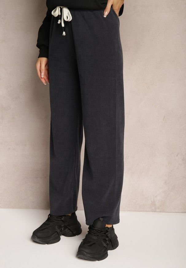 Renee - Ciemnoszare Spodnie Dresowe Prążkowane o Szerokim Kroju High Waist Iriallia. Okazja: na co dzień. Stan: podwyższony. Kolor: szary. Materiał: prążkowany, dresówka. Styl: elegancki, casual