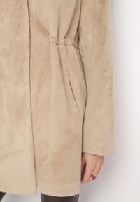 Born2be - Beżowa Kurtka ze Sztucznego Futerka z Kapturem Innalitha. Typ kołnierza: kaptur. Kolor: beżowy. Materiał: futro #6