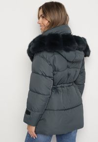 Born2be - Ciemnozielona Kurtka z Pikowanymi Przeszyciami i Kapturem z Futerkiem Galiadia. Okazja: na spacer, na co dzień. Kolor: zielony. Materiał: futro. Styl: casual, klasyczny, sportowy #4