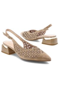 Czółenka damskie S.Barski, cholewka ze skóry naturalnej spiczasty nosek i geometryczny obcas, beżowe, CR61-3004. Kolor: beżowy. Materiał: skóra. Szerokość cholewki: normalna. Wzór: geometria. Obcas: na obcasie. Wysokość obcasa: średni #7