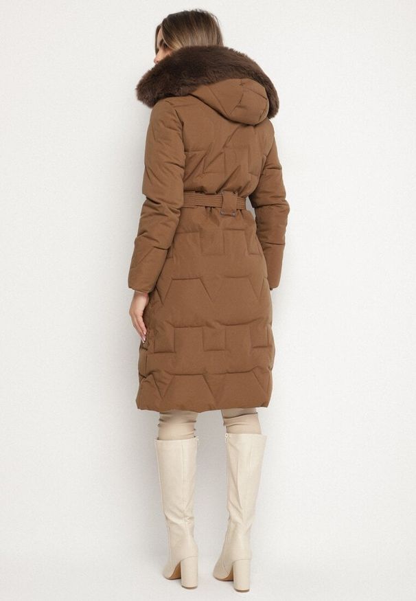Born2be - Brązowa Długa Kurtka Zimowa z Geometrycznym Pikowaniem Paskiem i Kapturem Emiltia. Okazja: do pracy, na co dzień, na spotkanie biznesowe. Kolor: brązowy. Materiał: dzianina, skóra, futro. Długość: długie. Wzór: geometria. Sezon: zima. Styl: casual, elegancki, biznesowy