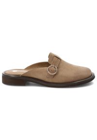 Klapki damskie Armodo, skórzane typu mule z zabudowanym noskiem i ozdobnym paskiem z klamrą osadzone na niskim obcasie, beżowe, 1720. Okazja: na co dzień. Kolor: beżowy. Materiał: skóra. Sezon: wiosna, lato. Obcas: na obcasie. Styl: casual, elegancki, klasyczny. Wysokość obcasa: niski #8