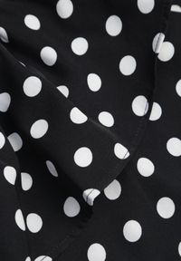 Renee - Czarna Krótka Spódnica z Falbankami i Printem w Kropki Xalisa. Kolor: czarny. Długość: krótkie. Wzór: kropki, nadruk. Sezon: lato #2