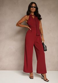 Renee - Bordowy Kombinezon Wide Leg z Ozdobnym Wiązaniem przy Szyi Silelia. Okazja: na co dzień. Kolor: czerwony. Długość rękawa: bez rękawów. Styl: klasyczny, elegancki, casual #4