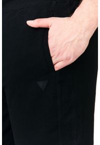 Guess - GUESS Czarne męskie spodnie dresowe, Rozmiar XXL. Kolor: czarny. Materiał: dresówka, bawełna. Wzór: aplikacja