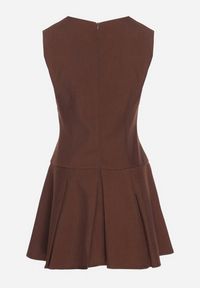 Born2be - Brązowa Rozkloszowana Sukienka z Wycięciem przy Dekolcie Atarinea. Okazja: na co dzień. Kolor: brązowy. Wzór: aplikacja. Typ sukienki: proste. Styl: casual #5