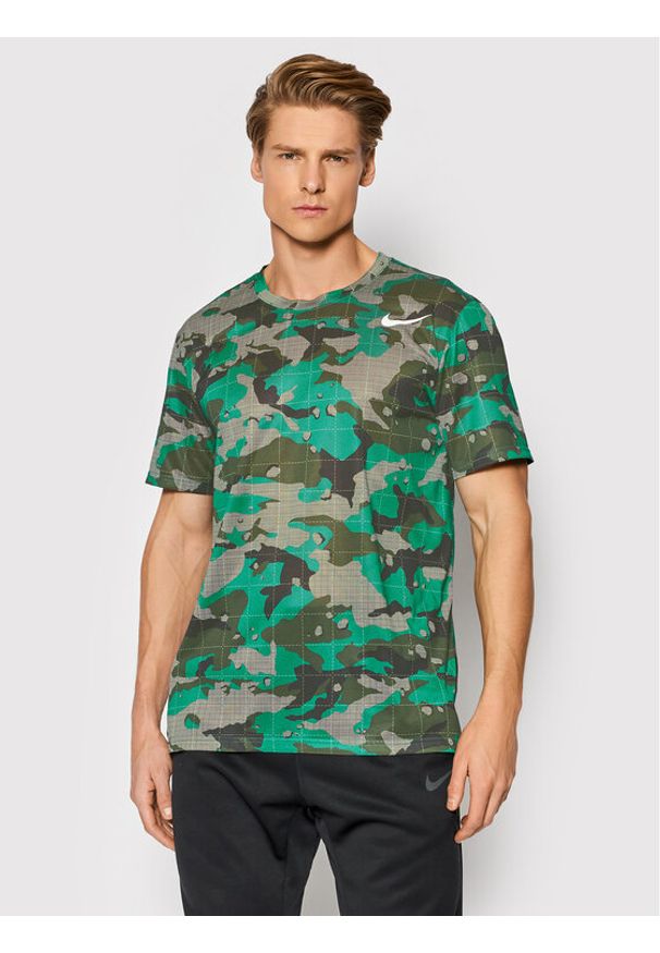 Nike Koszulka techniczna DD6886 Dri-Fit Zielony Regular Fit. Kolor: zielony. Materiał: syntetyk. Technologia: Dri-Fit (Nike)
