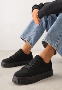Renee - Czarne Chunky Sneakersy na Tłoczonej Platformie Trianne. Okazja: na spacer, na co dzień. Zapięcie: sznurówki. Kolor: czarny. Materiał: jeans. Wzór: aplikacja. Obcas: na platformie. Sport: turystyka piesza #1
