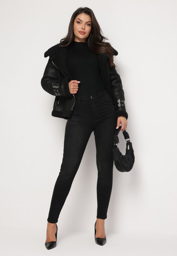 Born2be - Czarne Jeansy Skinny z Delikatnymi Cyrkoniami Hemissa. Kolor: czarny. Wzór: aplikacja