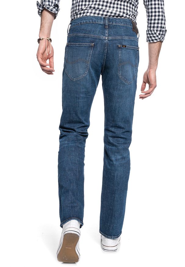 Lee - LEE DAREN MĘSKIE SPODNIE JEANSOWE REGULAR STRAIGHT L707KNDD 112118219. Okazja: do pracy, na co dzień. Długość: krótkie. Wzór: jednolity, napisy. Sezon: wiosna, jesień, lato. Styl: casual, klasyczny