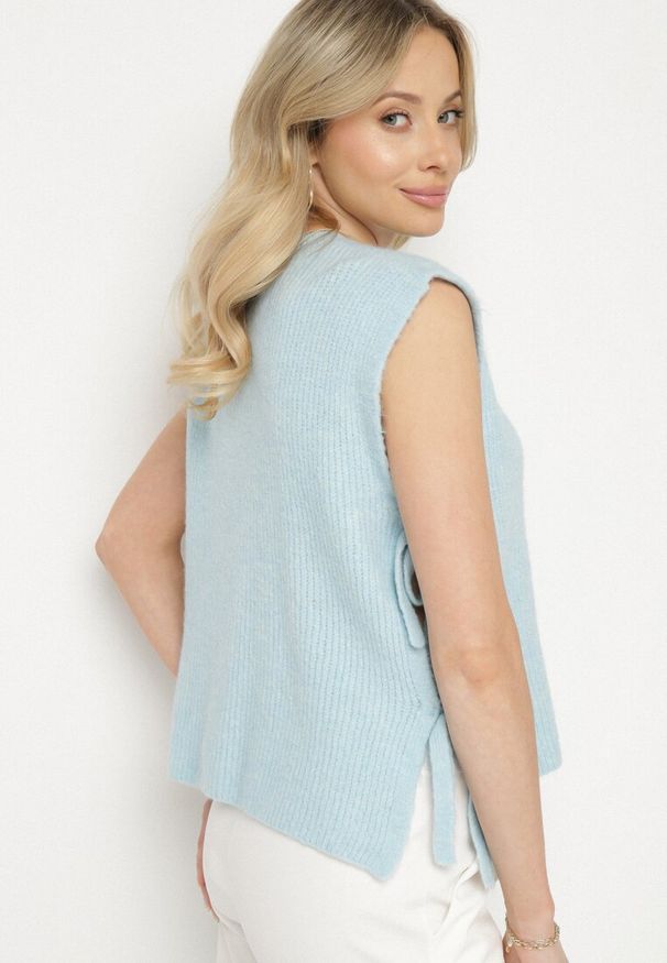 Born2be - Jasnoniebieska Kamizelka Dzianinowa z Wełną i Wiskozą Wiązana po Bokach Annivoria. Kolor: niebieski. Materiał: wiskoza, dzianina, wełna. Styl: elegancki