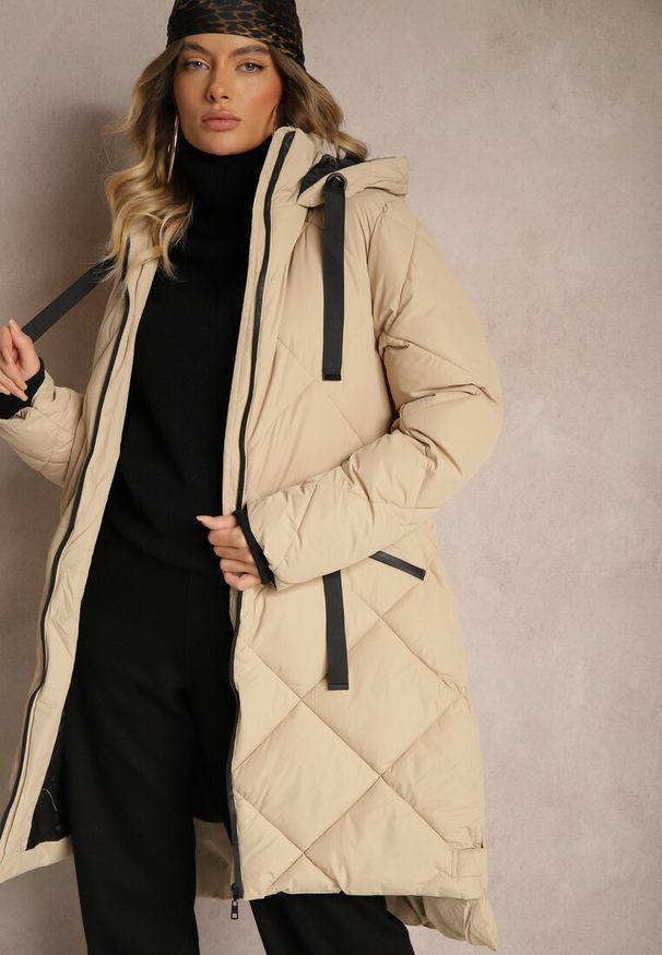 Renee - Ciemnobeżowa Pikowana Kurtka z Przeszyciem w Kratę Kapturem i Kieszeniami Zenetta. Typ kołnierza: kaptur. Kolor: beżowy. Materiał: jeans. Długość: długie. Styl: sportowy, elegancki, klasyczny
