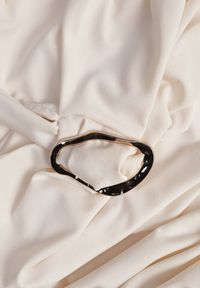 Born2be - Beżowe Marszczone Body z Dekoltem Łódka i Ozdobną Aplikacją na Ramieniu Carlenka. Okazja: na co dzień, na spotkanie biznesowe. Typ kołnierza: dekolt w łódkę. Kolor: beżowy. Materiał: materiał. Wzór: aplikacja. Styl: casual, biznesowy, wizytowy #3