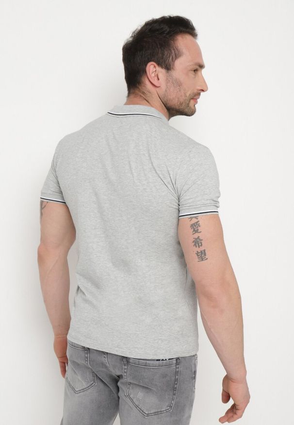 Born2be - Szara Bawełniana Koszulka Polo z Krótkim Rękawem i Kołnierzykiem Ozdobiona Paskami Vinneli. Okazja: na spotkanie biznesowe. Typ kołnierza: polo. Kolor: szary. Materiał: bawełna. Długość rękawa: krótki rękaw. Długość: krótkie. Wzór: aplikacja. Styl: biznesowy, elegancki, sportowy, klasyczny