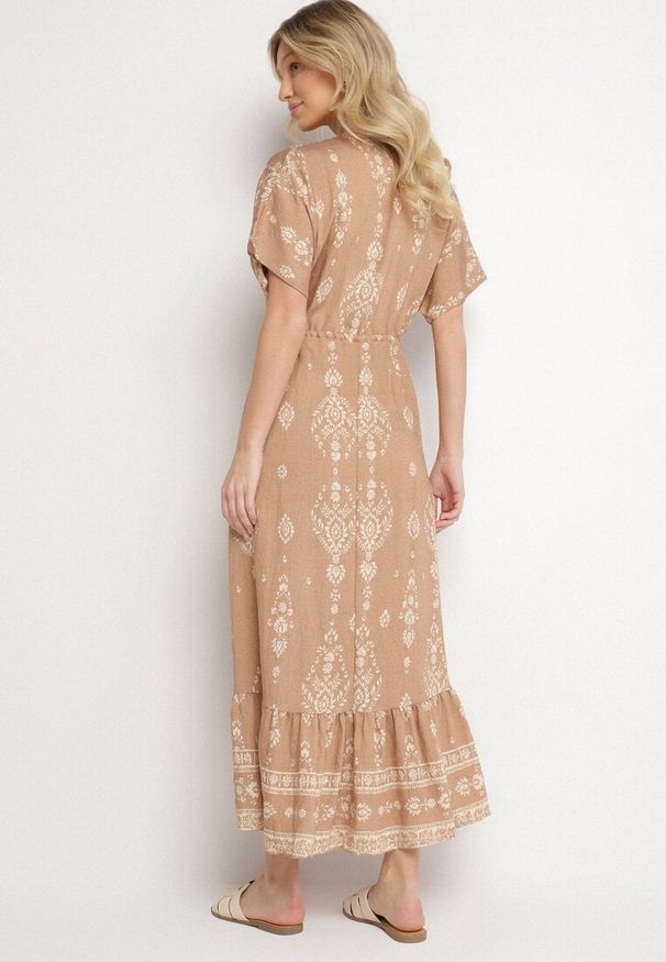 Born2be - Ciemnobeżowa Sukienka Rozkloszowana z Wiskozą w Boho Wzór z Falbaną Turaline. Typ kołnierza: kołnierz z falbankami. Kolor: beżowy. Materiał: wiskoza. Sezon: lato. Typ sukienki: rozkloszowane. Styl: boho