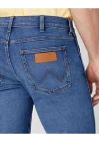 Wrangler - WRANGLER GREENSBORO MĘSKIE SPODNIE JEANSOWE SMOKE SEA W15QYLZ71 #4