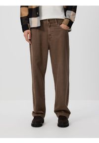 Reserved - Jeansy loose z efektem sprania - brązowy. Kolor: brązowy #1