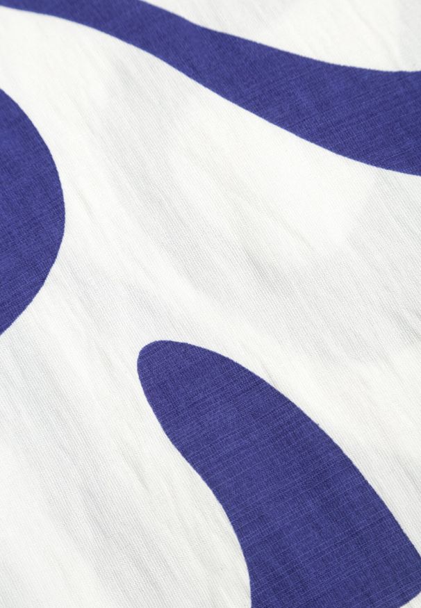 Born2be - Niebieska Wiskozowa Bluzka Oversize z Krótkim Rękawem w Abstrakcyjny Wzór Ginedina. Okazja: na co dzień, do pracy, na spotkanie biznesowe. Kolor: niebieski. Materiał: wiskoza. Długość rękawa: krótki rękaw. Długość: krótkie. Styl: casual, biznesowy, elegancki