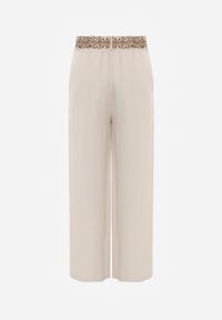 Renee - Beżowe Spodnie z Wiskozy High Waist Ozdobione Geometrycznym Motywem Iomane. Okazja: na co dzień. Stan: podwyższony. Kolor: beżowy. Materiał: wiskoza. Wzór: geometria, aplikacja. Styl: casual #4