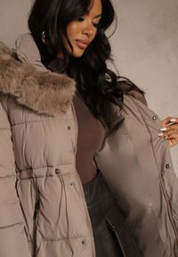 Renee - Ciemnobeżowa Pikowana Kurtka z Szerokim Kapturem z Futrem Galiessa. Typ kołnierza: golf. Kolor: beżowy. Materiał: futro #4