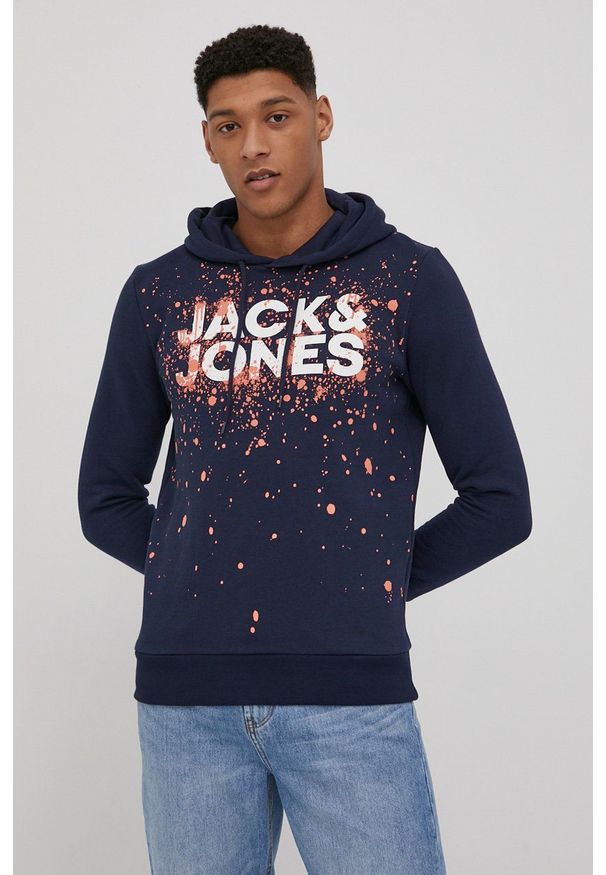 Jack & Jones bluza męska kolor granatowy z kapturem wzorzysta. Okazja: na co dzień. Typ kołnierza: kaptur. Kolor: niebieski. Materiał: dzianina. Wzór: nadruk. Styl: casual