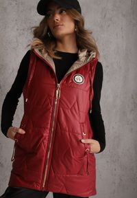 Renee - Czerwona Długa Kamizelka Pikowana z Nieodpinanym Kapturem Ozdobiona Naszywką Kasseda. Okazja: na co dzień. Kolor: czerwony. Materiał: jeans, poliester. Długość: długie. Wzór: aplikacja. Styl: casual #2