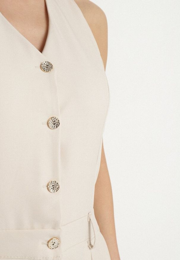 Born2be - Beżowy Kombinezon na Szyję Ozdobiony Guzikami Ellidell. Okazja: na co dzień, na imprezę. Kolor: beżowy. Długość: długie. Wzór: aplikacja. Styl: klasyczny, casual