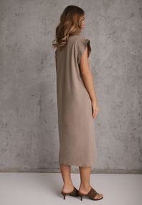 Renee - Ciemnobeżowa Sukienka T-shirtowa z Krótkimi Szerokimi Rękawami Arisea. Okazja: na spotkanie biznesowe. Kolor: beżowy. Długość rękawa: krótki rękaw. Sezon: wiosna, lato. Typ sukienki: proste. Styl: elegancki, biznesowy #6