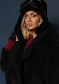 Renee - Czarna Futerkowa Kurtka Teddy z Kapturem z Wsuwanymi Kieszeniami Gerovia. Okazja: na co dzień. Typ kołnierza: kaptur. Kolor: czarny. Materiał: jeans. Styl: elegancki, casual #4