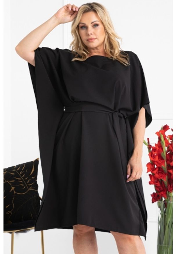 KARKO - Sukienka wieczorowa wiązana oversize ROLANDA czarna PROMOCJA. Okazja: na randkę, na spotkanie biznesowe, na co dzień. Kolekcja: plus size. Kolor: czarny. Materiał: tkanina, poliester, elastan, materiał, skóra. Sezon: wiosna, lato. Typ sukienki: oversize. Styl: wizytowy. Długość: midi