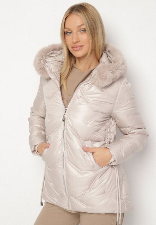 Born2be - Beżowa Kurtka z Oryginalnym Pikowaniem i Kapturem z Futerkiem Nallisa. Okazja: do pracy, na co dzień, na spotkanie biznesowe. Kolor: beżowy. Materiał: futro. Styl: casual, biznesowy