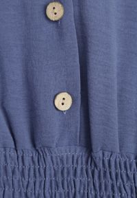 Renee - Granatowy Taliowany Kombinezon z Wiskozy Zapinany na Guziki Frisea. Kolor: niebieski. Materiał: wiskoza #3